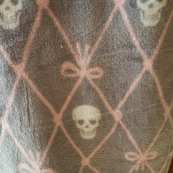 Sun sale Betsey Johnson skull plush throw - Picture 3 of 4